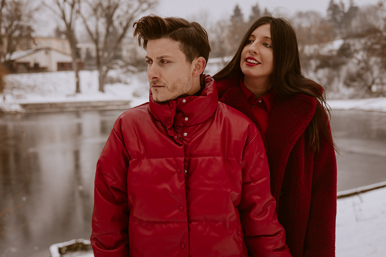 anrika i szafa gra sesje zimowe dla par fashion couple style trends winter red 