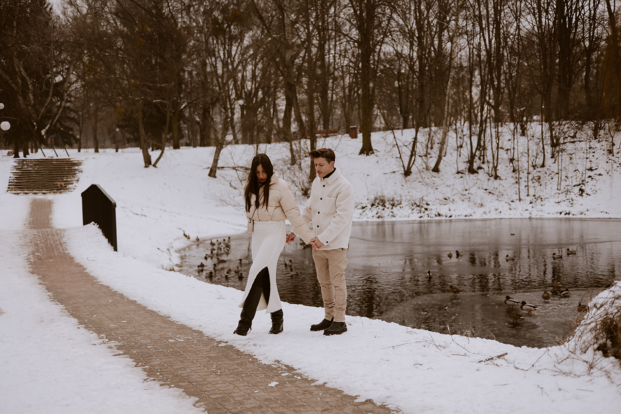 anrika i szafa gra sesja zimowa winter seasion winter trends fashion couple style park moczydło